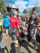 Calor intenso causa mal-estar em foliões durante bloco da Pabllo Vittar em São Paulo