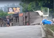 Caminhão com carne tomba na BR-040 entre Itaipava e Petrópolis, causando lentidão