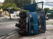 Caminhão de reciclagem tomba em rotatória e interdita avenida em Campinas