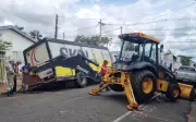 Caminhão fica preso por 4 horas após asfalto ceder em Rio Preto, SP