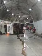 Caminhão tomba dentro do túnel na serra de Petrópolis e causa congestionamento
