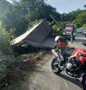 Caminhão tomba na BR-393 em Barra do Piraí e deixa quatro feridos, incluindo crianças
