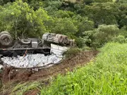 Caminhoneiro é resgatado com vida após carreta tombar e cair de ribanceira de 20 m na BR-265