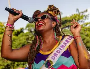 Cantora maranhense Bia Mar arrasta multidão de 30 mil no Carnaval do Rio de Janeiro