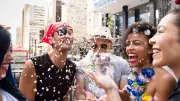 Carnaval 2026 atrai 300 mil turistas estrangeiros ao Brasil, com receita de US$ 186 milhões