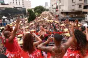 Carnaval 2026 em São Paulo: Segurança melhora, mas organização falha com superlotação e cortes