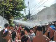 Carnaval de Olinda: moradores viram 'anjos da água' para refrescar foliões nas ladeiras