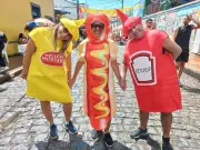 Carnaval de Olinda tem fantasias criativas de comida: de cuscuz com ovo a hot-dog