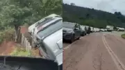 Carreta com carvão tomba na BR-222 e causa congestionamento em Santa Luzia, MA