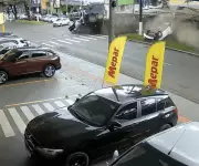 Carreta desgovernada tomba e atinge 12 veículos em avenida movimentada de Chapecó