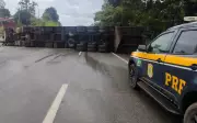 Carreta tomba e interdita totalmente a Rodovia Fernão Dias em Extrema, MG