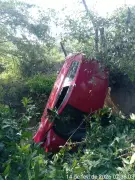 Carro cai em córrego após sair da pista na rodovia entre Natividade e Porciúncula