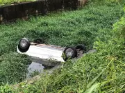 Carro capota e cai em valão no Parque Esplanada, Campos; dois homens são socorridos