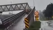 Carro descontrolado sobe rampa de passarela em Aparecida de Goiânia durante forte chuva