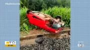 Carro enguiça em linha férrea e é arrastado por trem em Araguaína, TO