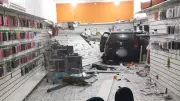 Carro invade loja de celulares em Jundiaí após motorista sofrer mal súbito