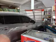 Carro invade mercearia em avenida de São José do Rio Preto; sem feridos