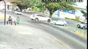 Carro 'voa' e quase atropela duas mulheres em Arcoverde (PE); veja vídeo impressionante