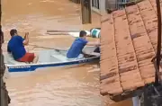 Chuva intensa causa alagamentos e desaloja 60 famílias em Senador Firmino, MG