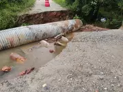 Chuvas intensas derrubam pontes e arrastam carro para rio em Santa Isabel