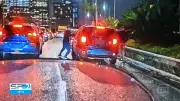 Câmera de motociclista flagra assalto com 'quebra-vidro' na Marginal Pinheiros em São Paulo