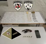 Cão farejador ajuda PM a encontrar arma e drogas em lixeira durante operação em Montes Claros