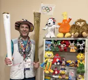 Colecionador curitibano reúne mais de 2 mil pins olímpicos e vive paixão por Jogos