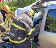 Colisão entre carro e furgão-baú deixa quatro feridos em rodovia de Mato Grosso