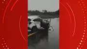 Colisão lateral entre carro e picape na BR-210 em Macapá durante temporal