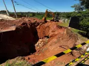 Cratera de 8 metros interdita avenida e causa transtornos em São Pedro