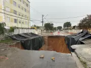 Cratera em São José dos Campos: lonas emergenciais e 156 desalojados após novo afundamento