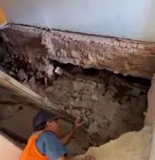 Cratera se abre dentro de residência em Apodi, RN, e obriga moradores a deixarem imóveis