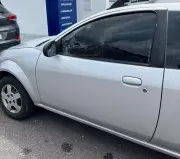 Criança com autismo é resgatada após ficar presa em carro com porta travada em Manaus