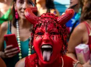 Criatividade e Alegria: Fantasias Marcantes Iluminam o Carnaval 2026 nas Principais Cidades do Brasil