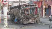 Criminosos incendeiam ônibus em série na Zona Sul de São Paulo, deixando região sem energia