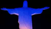Cristo Redentor iluminado em azul e amarelo marca Dia da Internet Segura 2026