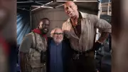 Danny DeVito se despede de 'Jumanji 3' com homenagem de Dwayne Johnson nos bastidores
