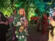 Deborah Secco brilha no Baile da Arara com fantasia inspirada na alta-costura e na Amazônia