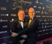 Eduardo Bolsonaro abraça Mario Frias em evento de Trump nos EUA