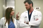 Ellen Pompeo revela reação emocionada ao diagnóstico de ELA de Eric Dane, seu colega em Grey's Anatomy