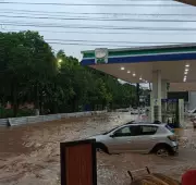 Enxurrada causa interdições e danos em Rio Bonito após temporal intenso
