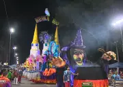 Escolas de samba de Guaratinguetá encerram carnaval com desfile esgotado e enredos vibrantes