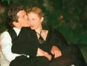 Estilo de Carolyn Bessette-Kennedy Resurge e Questiona Minimalismo na Moda Atual