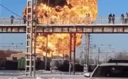 Explosão de vagões-tanque com gasolina causa incêndio e atrasos na Rússia