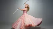 Fabi Bang, a Glinda de 'Wicked', estreia no Carnaval da Colorado do Brás com figurino oficial