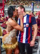 Famosos brilham em camarotes e desfiles do Carnaval ao lado de seus parceiros