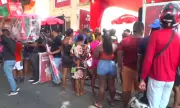 Filas e confusão marcam entrega de kits a ambulantes credenciados para o Carnaval de Salvador