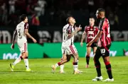 Flamengo vence Vitória no Barradão e conquista primeira vitória no Brasileirão