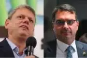 Flávio Bolsonaro e Tarcísio se encontram em São Paulo em evento político estratégico