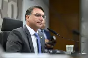 Flávio Bolsonaro usa crescimento em pesquisas para atrair Centrão em 2026